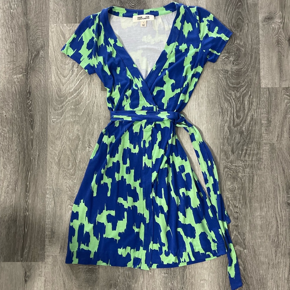 Diane Von Furstenberg short sleeve wrap dress